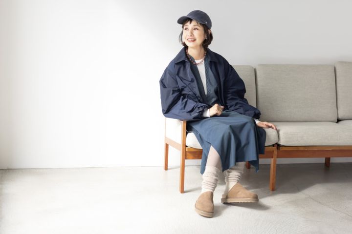 レギンス¥5,500／タビオレッグラボ、靴下¥1,760／靴下屋（ともにタビオ）、ブルゾン¥97,900、ベストワンピース¥112,200／ともにオーメ（村田染工）、ニット¥4,990／ムジラボ（無印良品 代官山）、キャップ¥4,400／フォーティーセブン、ピアス¥16,500／ピモンテ、ネックレス¥30,800／メゾン アイレム（ピモンテ）、靴¥33,000／カミナンド（グラビテート）