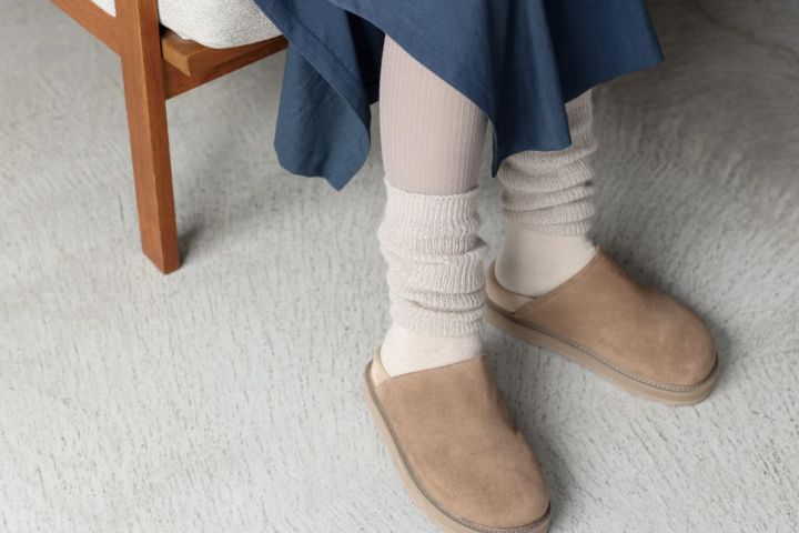 ミュールタイプの靴はタイツだと冬は寒いので、レギンスとソックスを重ねて暖かさをキープして。