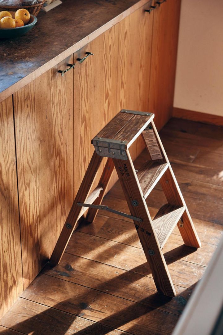 脚立は空間になじむ木製を選択。「出しっぱなしにしておけるので高いところの掃除も思い立ったらすぐできます」。ちょっとした腰かけや一時的な物置き、物干し台としても活躍。