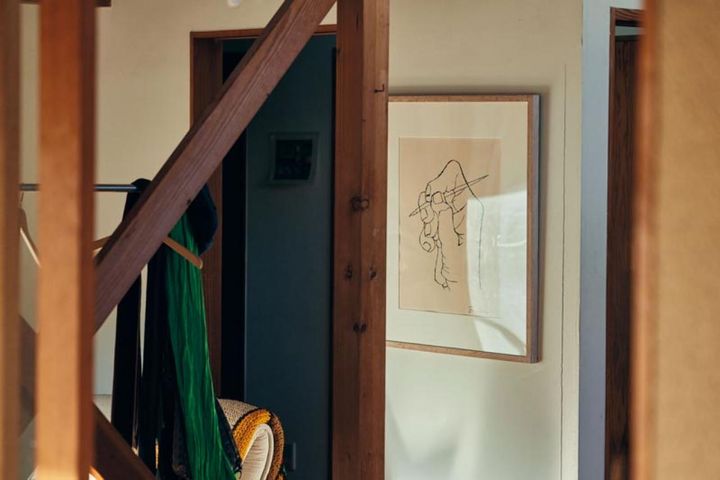 同じ“手”でも、作家によってとらえ方や表現が異なるのが楽しくて、手を描いた作品を収集。これは清水買いしたベン・シャーンのリトグラフ。