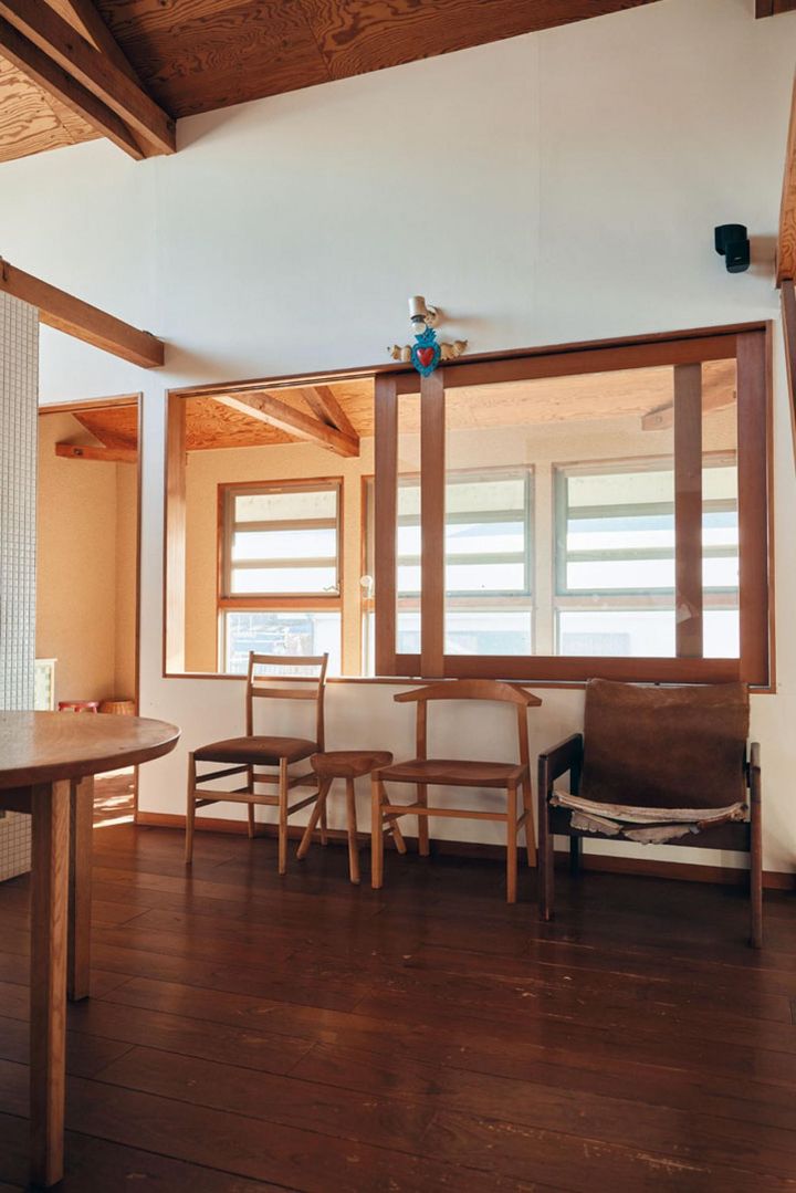 クライアントにすすめるうえで座り心地や重さ、経年劣化を知っておきたいからと、ひとつずつ異なる椅子を使用。