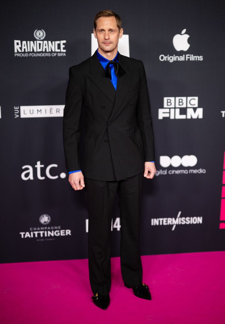 ヴァレンティノ ガラヴァーニのカスタムルックを纏った、アレクサンダー・スカルスガルド。