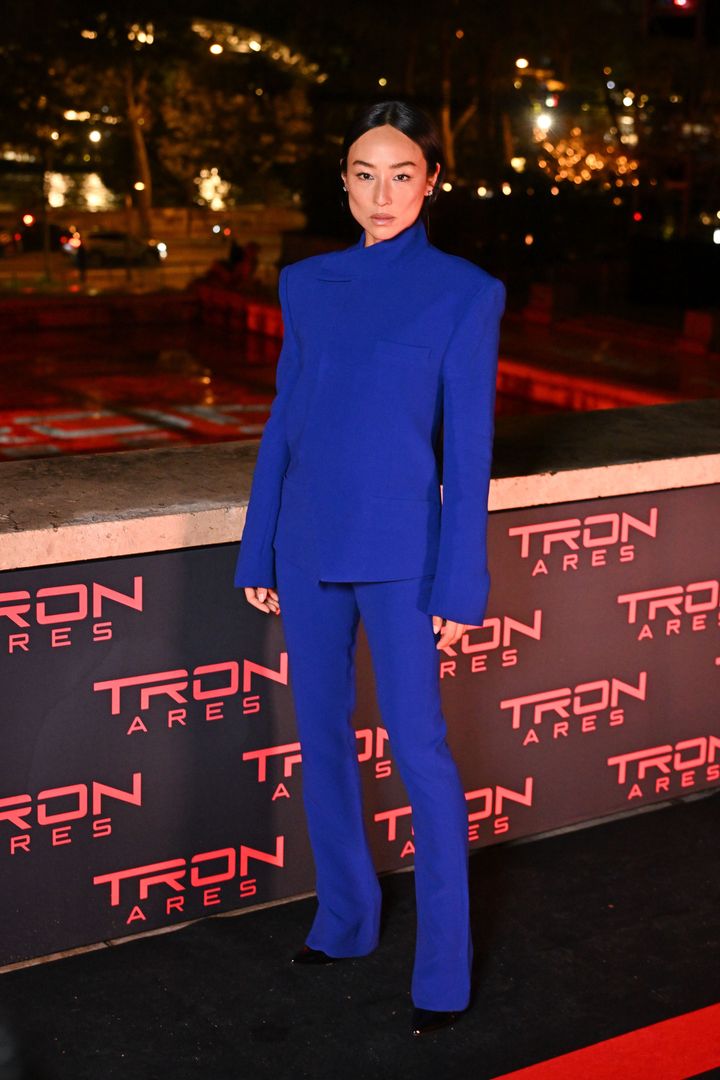 グレタ・リーはテーラリングの映える、ルアーのスーツで登場。