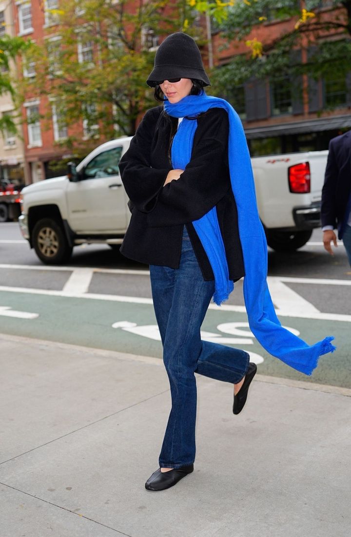 ケンダル・ジェンナーはブラック基調のスタイルに、ブルーを一点投入。