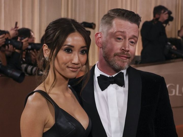 35年ぶりにゴールデン・グローブ賞に出席したマコーレー・カルキン、パートナーのブレンダ・ソングと （C）AFLO width=