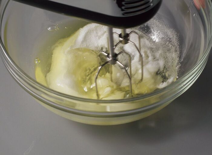 【オイルなし】ふわっふわ！本当に美味しい「プレーンシフォンケーキ」の作り方。卵のコクとホワイトチョコレートのミルキーな味わいです