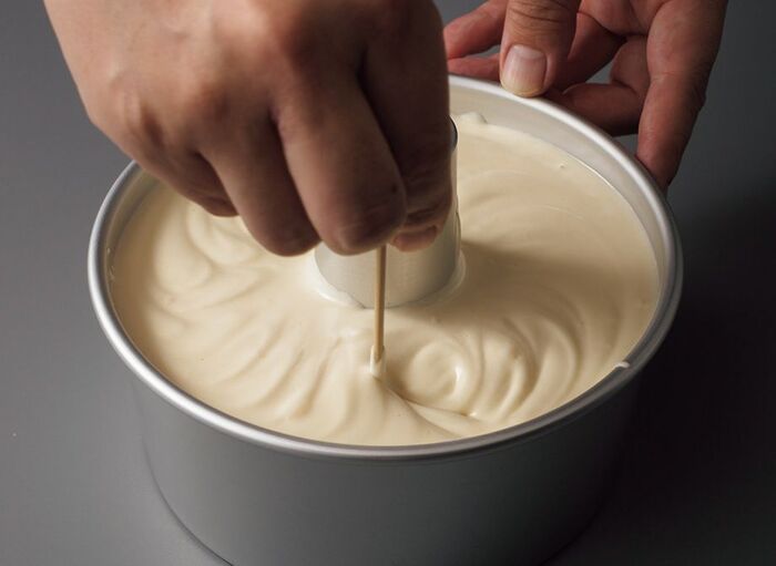 【オイルなし】ふわっふわ！本当に美味しい「プレーンシフォンケーキ」の作り方。卵のコクとホワイトチョコレートのミルキーな味わいです