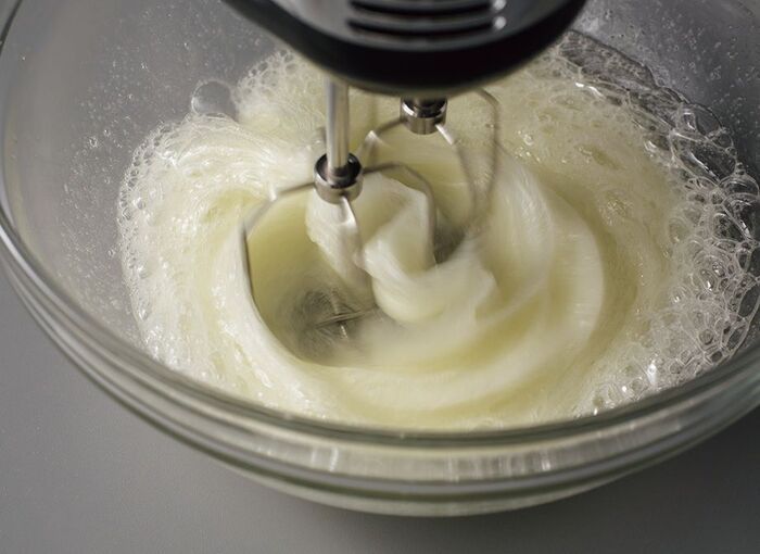 【オイルなし】ふわっふわ！本当に美味しい「プレーンシフォンケーキ」の作り方。卵のコクとホワイトチョコレートのミルキーな味わいです