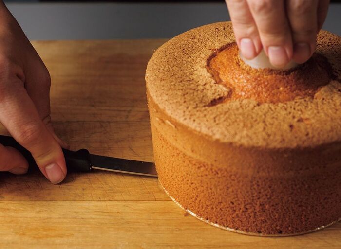 【オイルなし】ふわっふわ！本当に美味しい「プレーンシフォンケーキ」の作り方。卵のコクとホワイトチョコレートのミルキーな味わいです