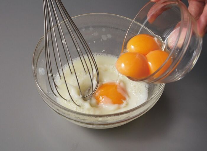 【オイルなし】ふわっふわ！本当に美味しい「プレーンシフォンケーキ」の作り方。卵のコクとホワイトチョコレートのミルキーな味わいです