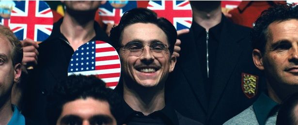 アメリカ国旗がデザインされたラケットを掲げるマーティが印象的なカット [c]2025 ITTF Rights LLC. All Rights Reserved.