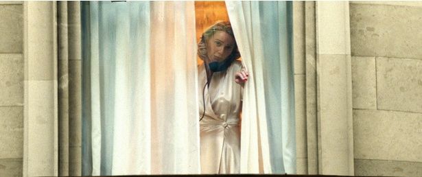 【写真を見る】マーティはどんな手段を使ってケイの部屋の番号を知ったのか？ [c]2025 ITTF Rights LLC. All Rights Reserved.