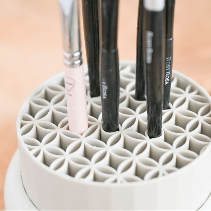 「洗う」と「乾かす」をひとつに！メイクブラシを清潔に！