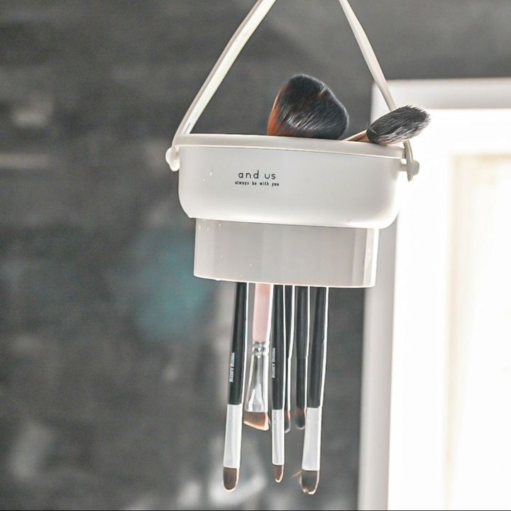 「洗う」と「乾かす」をひとつに！メイクブラシを清潔に！