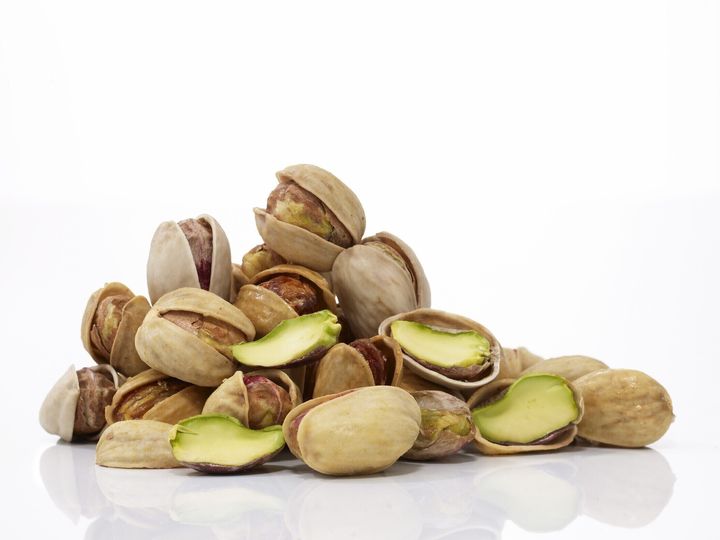 【小児科医が解説】健康によいと言われるナッツですが、近年「ナッツアレルギー」が急増しています。アレルギーの原因食物では、卵に次ぐ2位です。特にクルミやカシューナッツは注意が必要です。最新データをもとに、誤解しやすいポイントと家庭でできる対策法を解説します。（※画像：amanaimages）