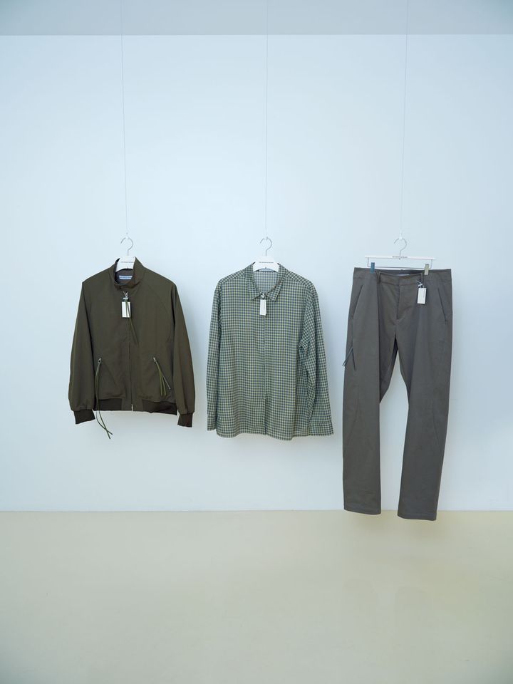 ブルゾンとリネン素材のシャツとパンツ