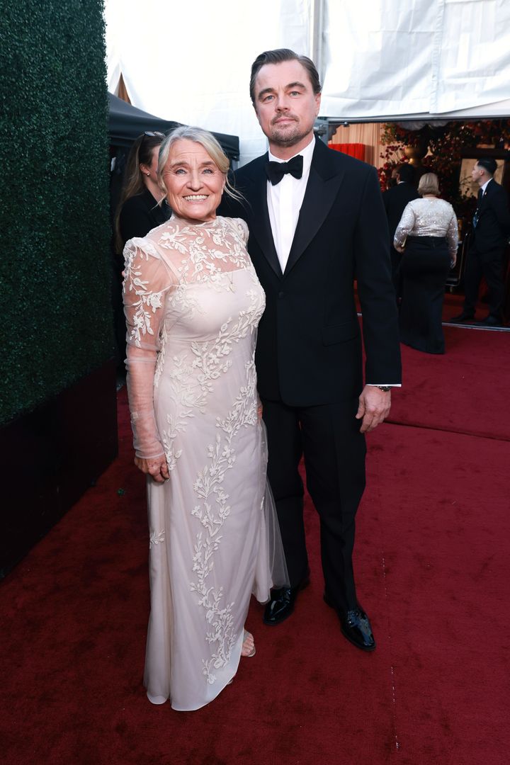 授賞式には恋人でなく、母親をエスコートした。