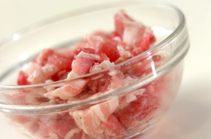 豚肉とブロッコリーのクミン風味グラタンの下準備1