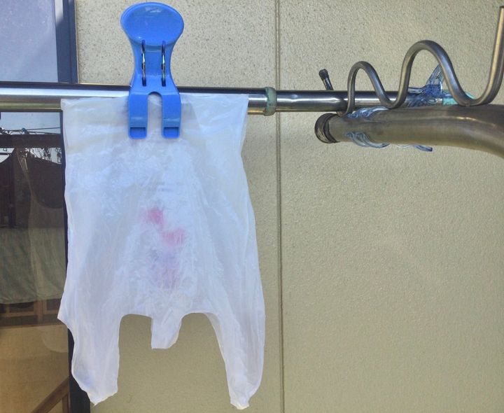 ビニール袋を物干し竿に干す