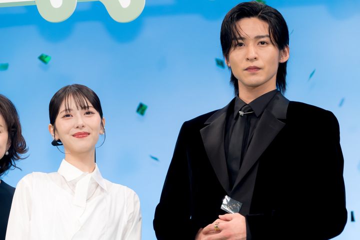 映画『ほどなく、お別れです』完成披露舞台挨拶に登壇した（左から）浜辺美波、目黒蓮 クランクイン！ width=