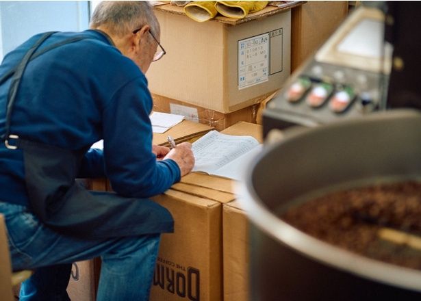 産地や焙煎度などを細かく記録する様子からも、豆に対する実直な姿勢が伝わる