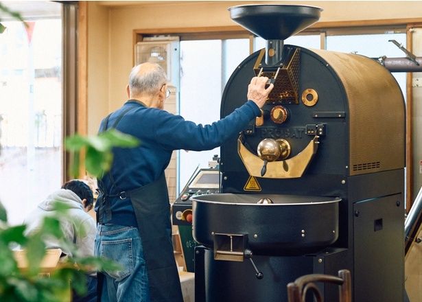 寛治さんは御年78歳(※2025年12月現在)。豊富すぎるほどの知識と技術で豆の魅力を引き出す現役の焙煎士だ