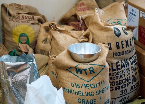 全国から注文が殺到し、日々大量の豆を焙煎。店内に漂うコーヒーの香りがたまらない