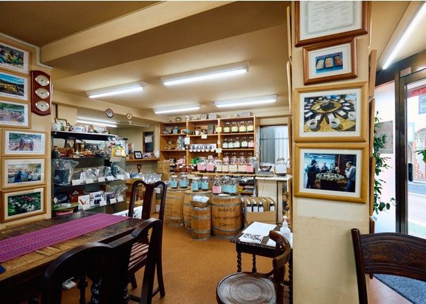 各国の生産者、エクスポーターとの親交が深い。店主の世界のコーヒーグッズコレクションを見るのもおもしろい