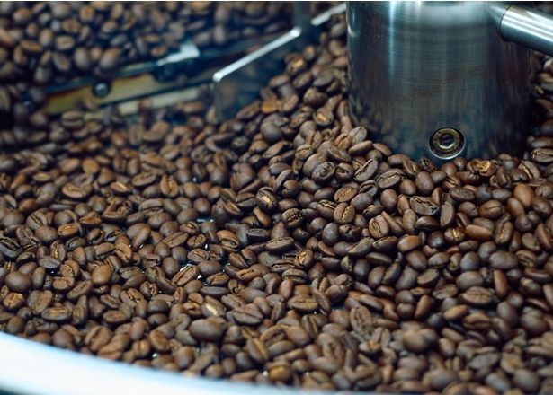 注文が殺到し、1日に50キロ近く焼くことも。焙煎量の増加に伴い、開業時から焙煎機を変えている。ちなみに現在の「Probat」は3代目