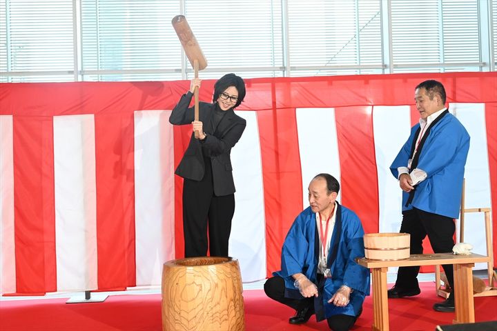 『おコメの女 -国税局資料調査課・雑国室-』餅つきイベントの様子 （C）テレビ朝日 width=