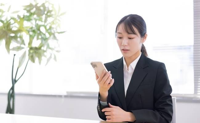 着信に気付く女性のイメージ