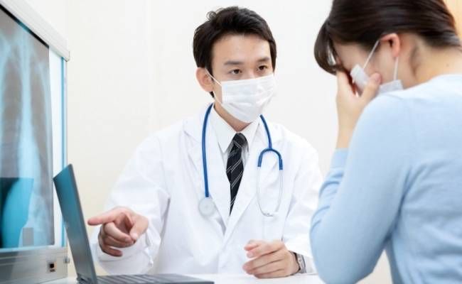 医師から説明を受けて悲しむ女性のイメージ