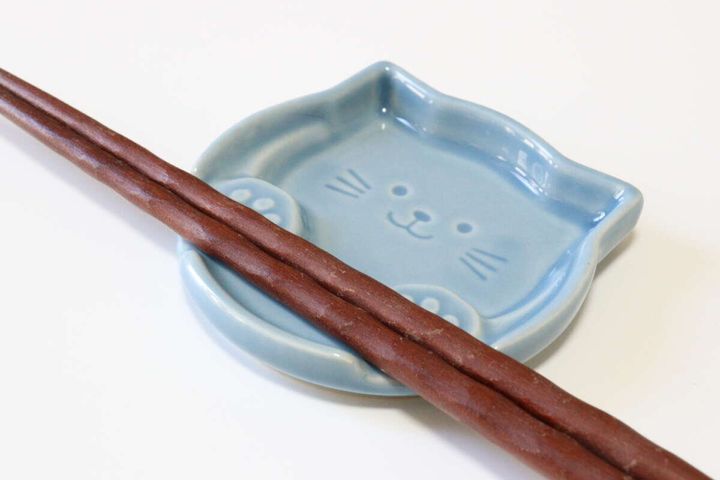 セリアの箸置きプレート 肉球ねこに箸を置く
