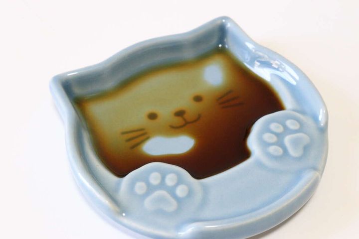 セリアの醬油さしにもなる箸置きプレート 肉球ねこ
