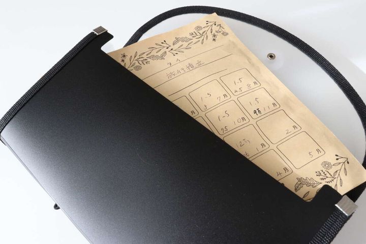 ダイソーの封筒が入るセクションファイル（13ポケット、Ａ、黒）