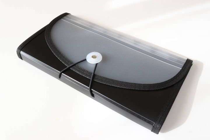 ダイソーのセクションファイル（13ポケット、Ａ、黒）のビジュアル