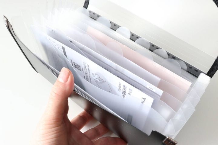 ダイソーのセクションファイル（13ポケット、Ａ、黒）で書類を仕分ける
