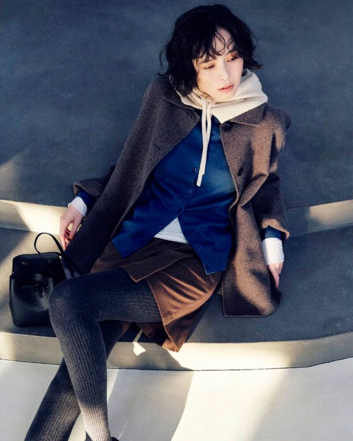 ウールショートコート￥12,900、シアータートル長袖Tシャツ￥2,490、洗えるウールハイゲージクルーネックカーディガン￥3,990、ストレッチ起毛スコート￥4,990、バラクラバ￥2,990、タイツ￥1,490、巾着バッグ￥7,990、ストラップリボンフラットシューズ￥2,990（すべて無印良品／無印良品 銀座）