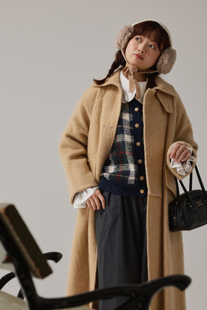 ゆるっとシルエットのベージュコート。イヤーマフでちょっぴり甘いトラッドに挑戦【FUDGE FRIEND おしゃれさんの毎日コーディネート vol.635｜Maruru】