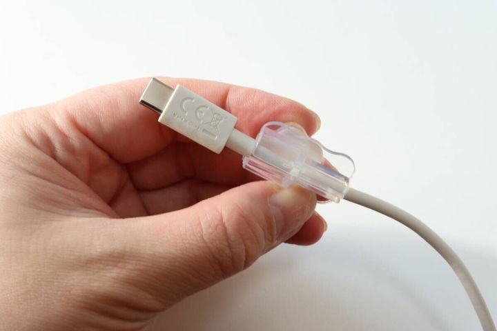 ダイソーのケーブルホルダー（テディベア 2P）を取り付ける