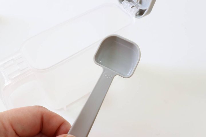 角までフィットしてすくえる調味料ケース（グレー） スプーン