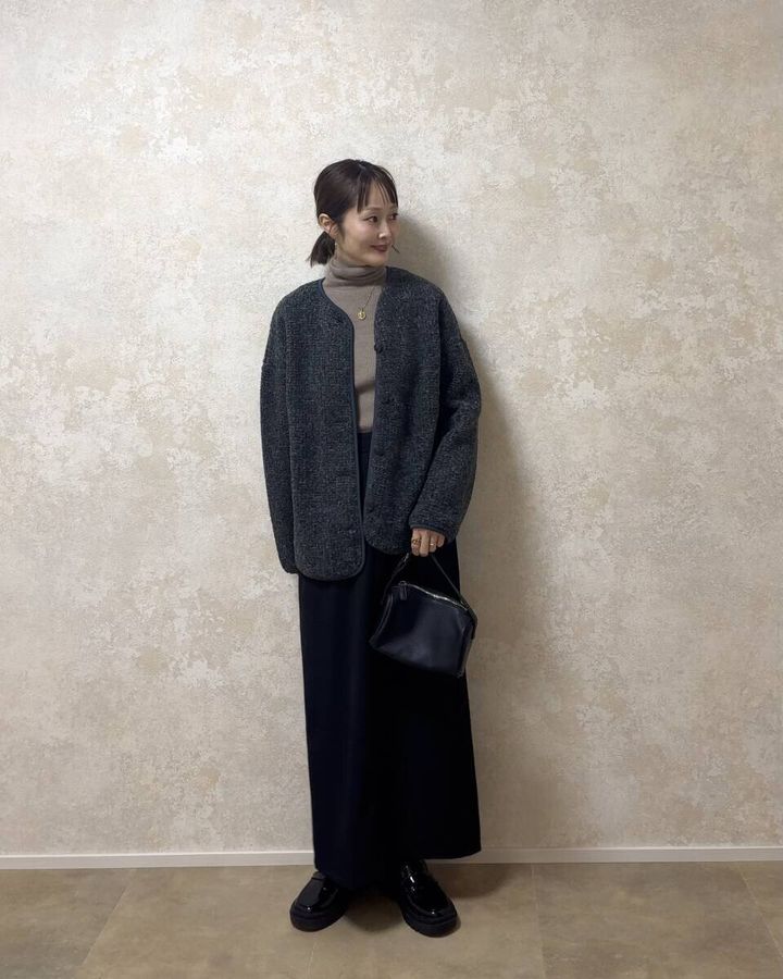 ユニクロボアフリースリラックスカーディガンとタイトスカートコーデ
