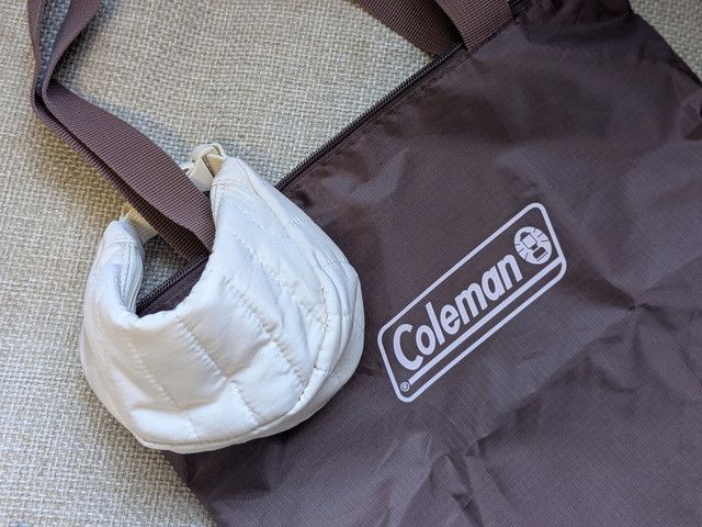 Colemanロゴ入りトートとクロワッサン形ポーチチャームの組み合わせ