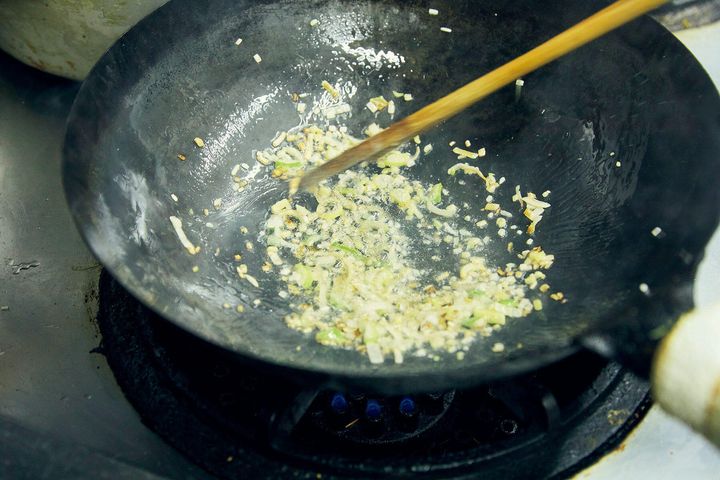  ねぎと生姜を炒める