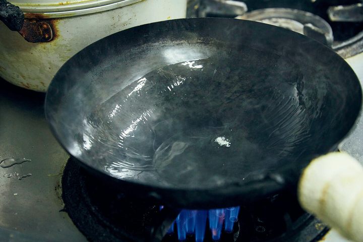 中華鍋に油を入れる