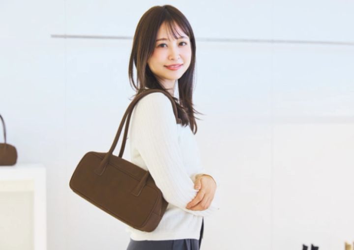 ワイドボストンバッグを持った吉野さん