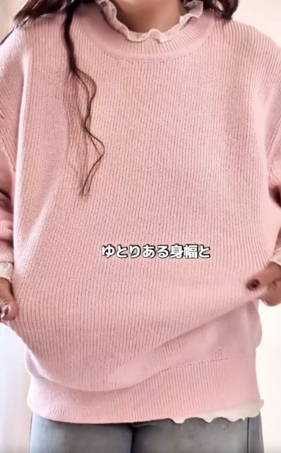 ピンクのリリヤーンクルーネックセーター