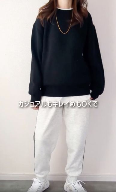 ブラックのリリヤーンクルーネックセーターとインナーのコーデ