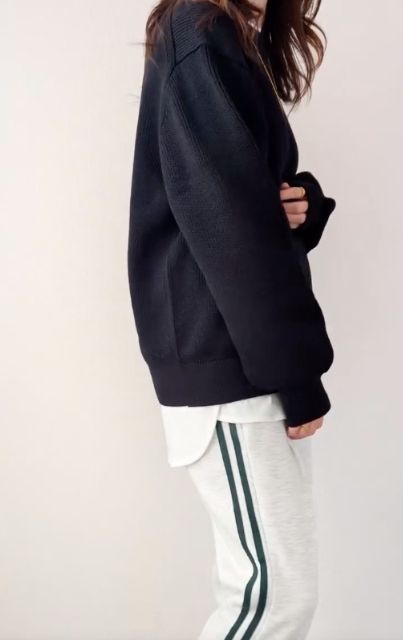 ブラックのリリヤーンクルーネックセーターを着たコーデ