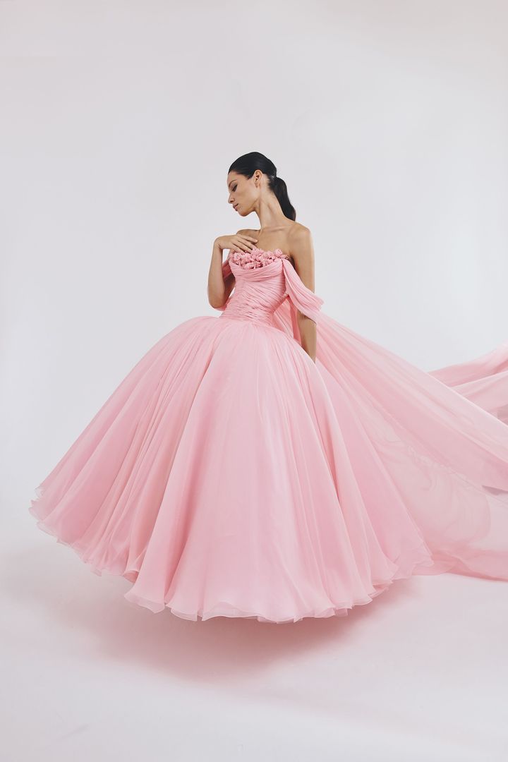 ジャンバティスタ ヴァリ 2025-26年秋冬オートクチュールコレクションより。